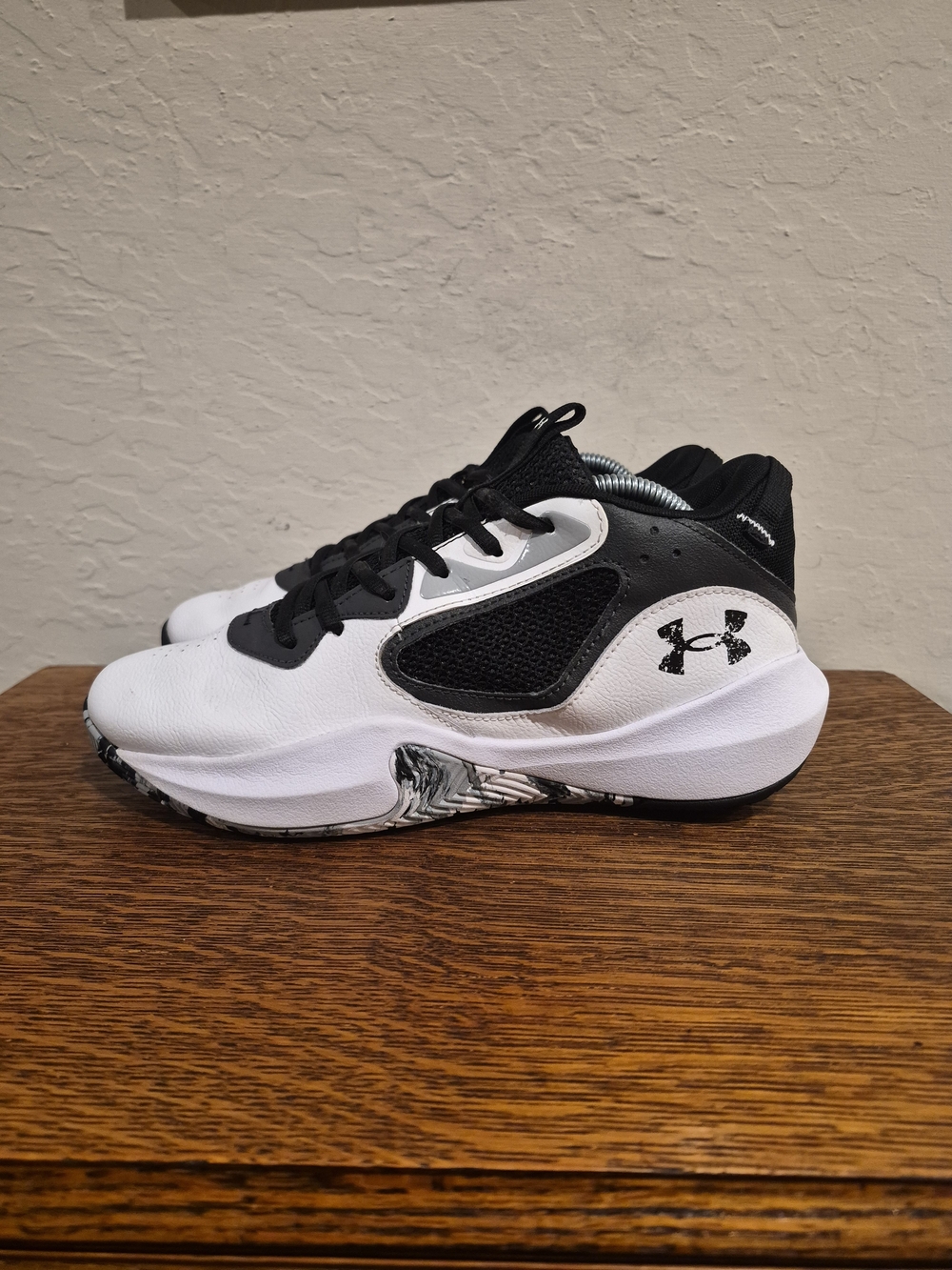 Under Armour Lockdown 6 Athletic Basketball Shoes 
Men's Size US 9